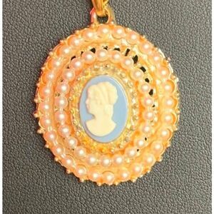 Lovely Cameo pendant Necklace in Pearls/Gold plate, Unmarked